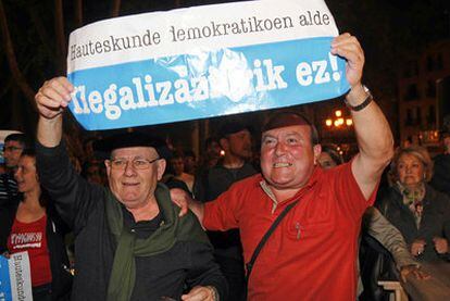 Dos simpatizantes de la coalición Bildu celebran en Bilbao la decisión adoptada por el Tribunal Constitucional.