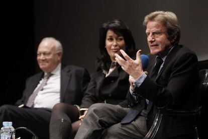 Los exministros de Asuntos Exteriores de España Miguel Ángel Moratinos y Francia Bernard Kouchner participan en el seminario junto a la directora de la Casa del Mediterráneo, Yolanda Parrado.