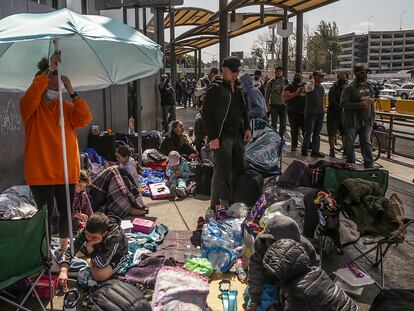 Familias rusas y ucranianas permanecen en un campamento improvisado a un costado de la Garita de San Ysidro, en Tijuana, México.