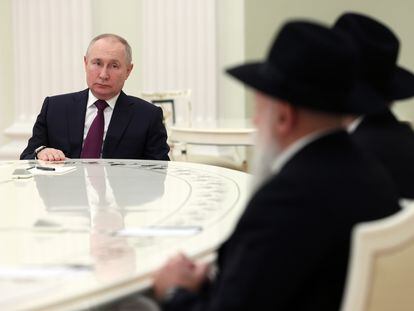 El presidente ruso, Vladímir Putin, el jueves en Moscú con el gran rabino de Rusia, Berl Lazar.