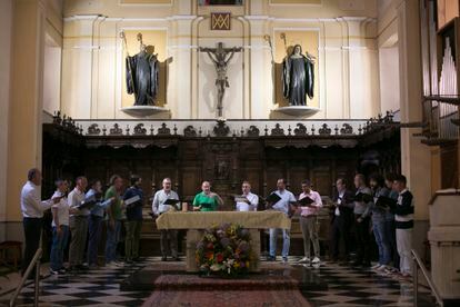 El grupo Schola Antiqua ensaya en la iglesia de Montserrat, en Madrid, el 14 de julio.