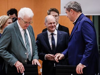 El canciller alemán, Olaf Scholz, conversa con el presidente bávaro, Markus Söder (derecha), y el presidente de Baden-Württemberg, Winfried Kretschmann, al inicio de la reunión entre el Ejecutivo federal y los 16 'länder', el lunes por la noche en Berlín.