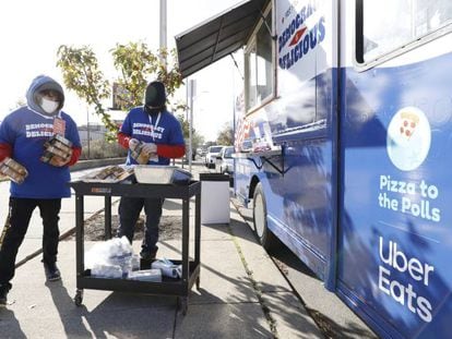Un food truck de Uber Eats a las afueras de un centro electoral en Detroit (EE UU), este lunes.