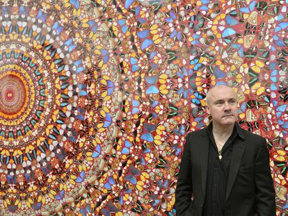 Damien Hirst, junto a su cuadro "I Am Become Death, Shatterer of Worlds (2006)" en la Tate de Londres, en abril de 2012.