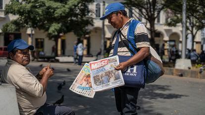 Un hombre vende periódicos en el centro de San Salvador el 5 de febrero, la mañana después de la reelección de Bukele.