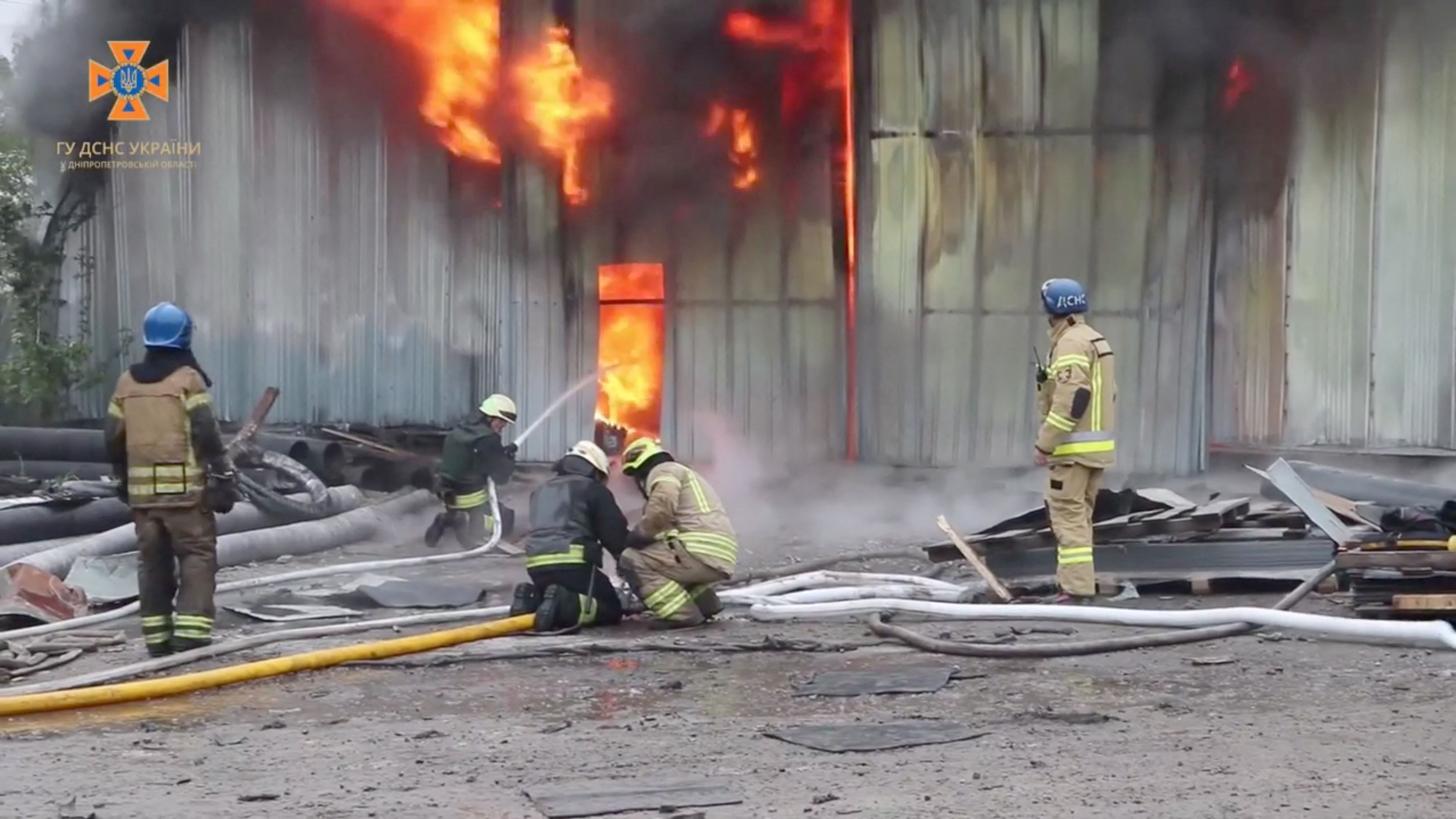 El cuerpo de bomberos trabaja para apagar las llamas de los edificios afectados por los misiles rusos, este viernes en Ucrania