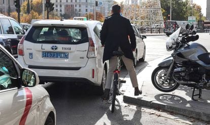 Un ciclista circulando entre tráfico por el Paseo de la Castellana, este miércoles.