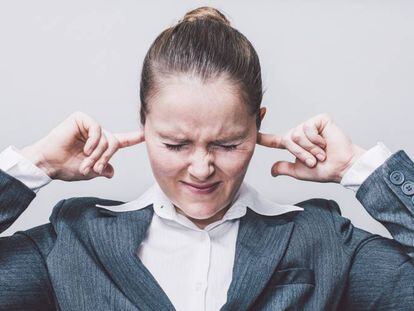 El ensordecedor ruido invade las oficinas.