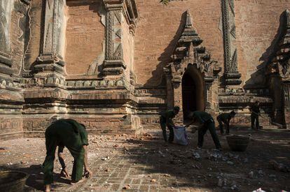 El director del departamento de Arqueología, Aung Aung Kyaw, indicó al mismo periódico que hasta anoche se contabilizaron daños en 185 templos de Bagan, capital del antiguo reino birmano de Pagan entre los siglos IX y XIII. En la imagen, militares recogen pedazos de ladrillo del antiguo templo dañado Htilominlo.