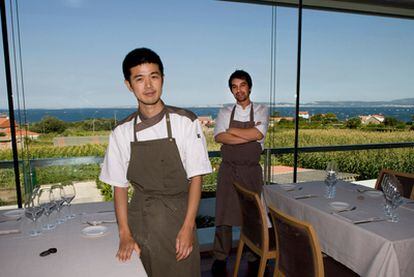Javier Olleros y Takahide Tanaka, en el restaurante Culler de Pau, en O Grove (Pontevedra).
