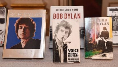 Algunos libros de Bob Dylan en la Academia Sueca el d&iacute;a de anuncio del Nobel de Literatura.