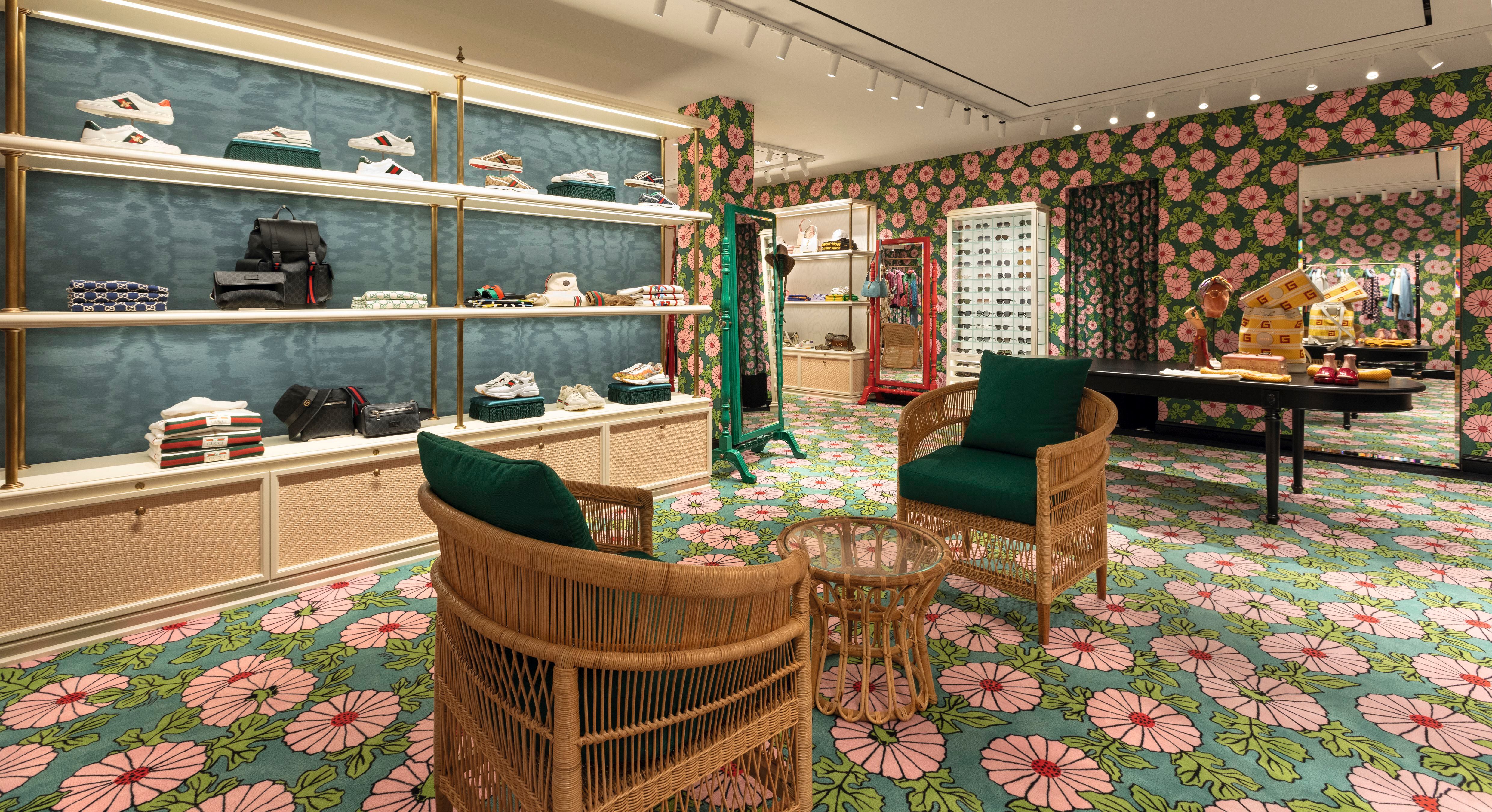 Gucci se estrena en Ibiza con un espacio inspirado en los motivos florales de Ken Scott que salpican la colección 'Epilogue'.