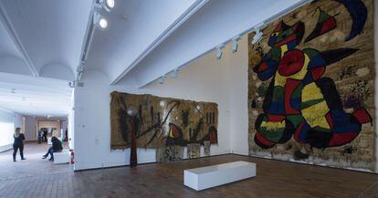 El enorme tapiz de la Fundación, de 1979 creado en lana por el artista, junto a 'Sobreteixim de los ocho paraguas', de 1973, en la pared del fondo.