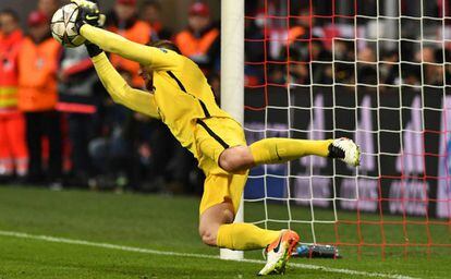 Oblak detiene el penalti a Müller.