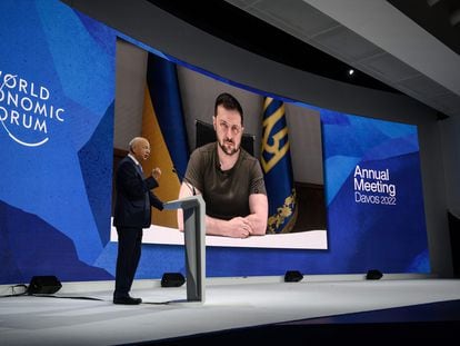El fundador del Foro de Davos, Klaus Schwab, daba la bienvenida el lunes al presidente ucranio, Volodímir Zelenski, quien abrió la cita en la ciudad suiza en una intervención por videoconferencia.