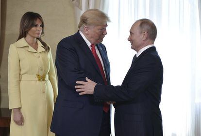 La primera dama estadounidense, Melania Trump, observa a Trump y Putin estrechar sus manos durante su saludo a la llegada a la reunión de ambos mandatarios en el Palacio Presidencial de Helsinki (Finlandia).