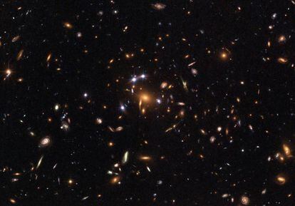 Imagen de una lente gravitacional producida por un 'cluster' de galaxias, tomada por el telescopio espacial de la NASA 'Hubble'.