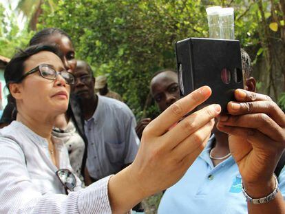 La que fuera directora general del Banco Mundial, Sri Mulyani Indrawati, revisa una prueba de agua potable cerca de Les Cayes, una zona rural de Haití, en 2014. 