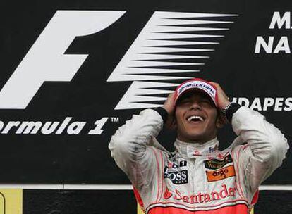 Hamilton se muestra exultante en el podio tras su victoria.
