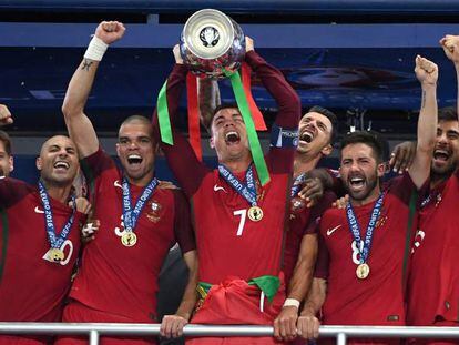 Cristiano alza el trofeo de la Eurocopa. 
