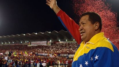 Hugo Ch&aacute;vez, presidente de Venezuela, saluda a sus seguidores tras un mitin en Maracaibo en julio de 2010.