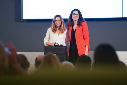 La nueva consejera de Agricultura, Isaura Navarro, recibe la cartera de manos de la vicepresidenta de la Generalitat y consejera de Igualdad, Aitana Mas.