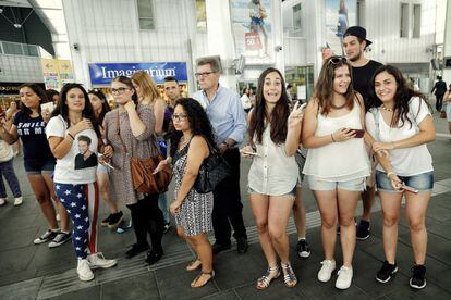 Fans esperan la llegada de Pablo Alborán en la estación de tren de Valencia. Estas chicas han llegado a las 7.00 de la mañana. Son las 13.00 y queda media hora para que el músico salga por la puerta del tren.