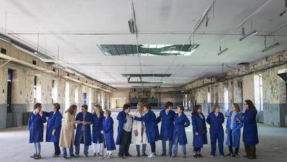 Un grupo de operarias que trabajaron en la antigua Fábrica de Tabacos, en uno de los espacios sin uso del edificio.