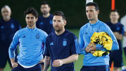 Pablo Aimar, Messi y Scaloni, en el entrenamiento de este viernes.