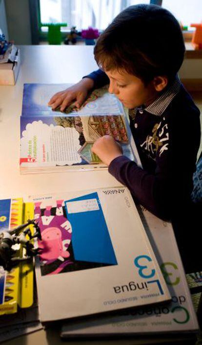 Un alumno estudia con sus libros de Lingua Galega.