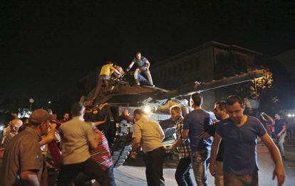 Un grupo de manifestantes trata de tomar un tanque durante el golpe de Estado en Ankara, el 15 de julio de 2016.