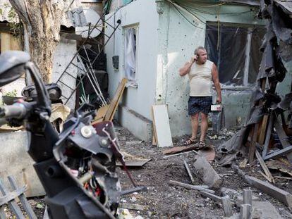 Un hombre inspecciona este lunes los restos de una vivienda en Donetsk.