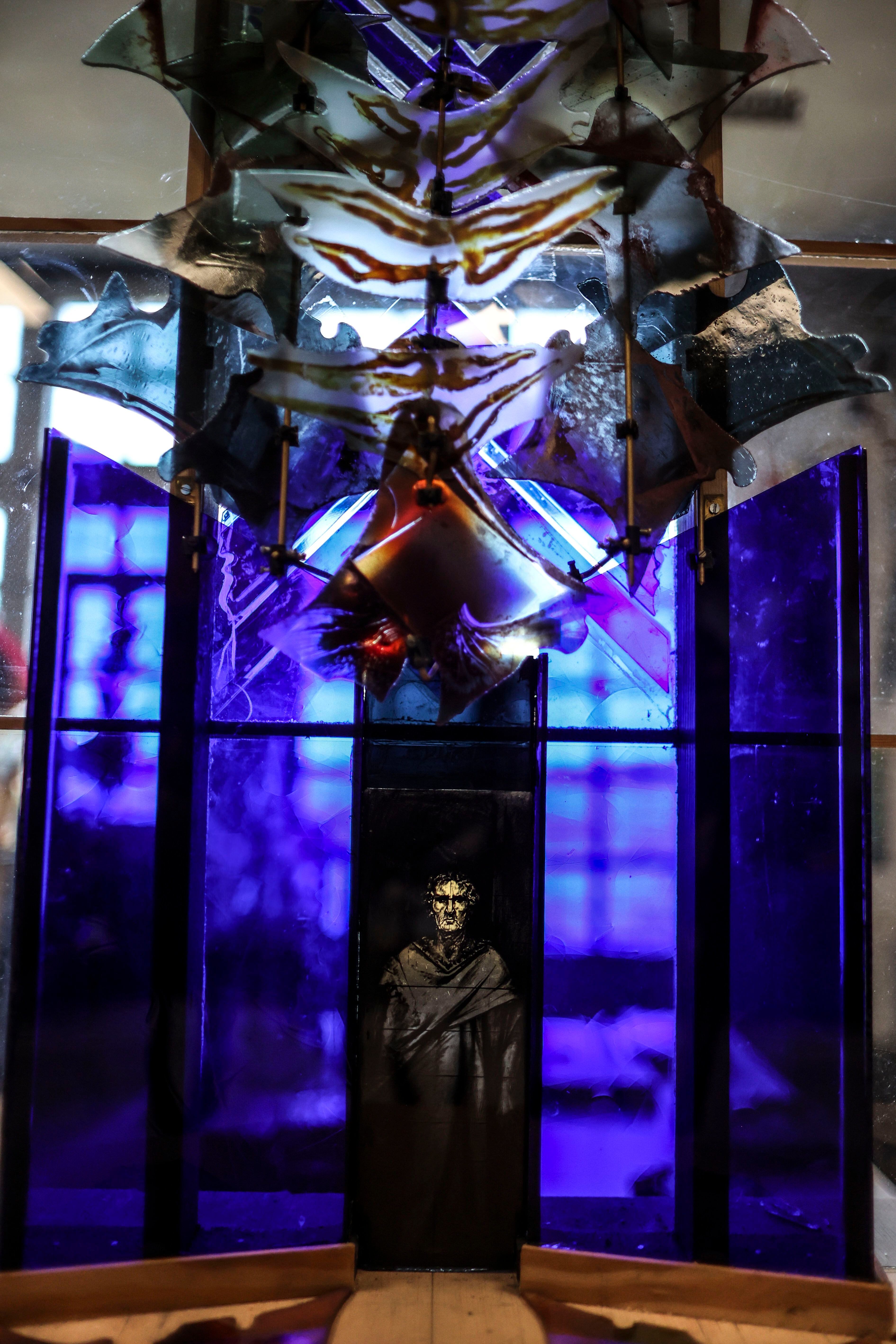 Una vidriera en el taller de Carlos Muñoz de Pablos que representa a la mujer mayor castellana. Delante, una obra escultórica en vidrio.
