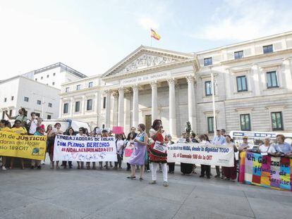 Una protesta de empleadas de hogar delante del Congreso de los Diputados