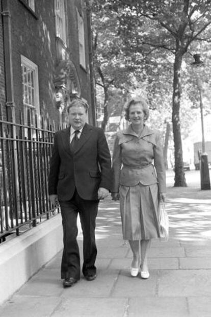 Lord Alistair McAlpine, cuando era asesor de la entonces primera ministra Margaret Thatcher, junto a esta.