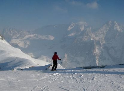 Un esquiador frente al glaciar de la Marmolada (3.342 metros), techo de los Dolomitas italianos