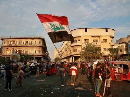 Manifestantes antigubernamentales tras los enfrentamientos con las fuerzas de seguridad en Bagdad, en Irak, este jueves.