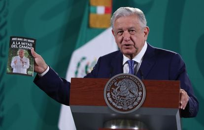 López Obrador muestra su nuevo libro, 'A mitad del camino'.