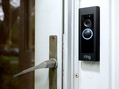 Un videoportero Ring en la puerta de una casa en Silver Spring, Maryland. La cámara del dispositivo empieza a grabar cada vez que detecta movimiento o alguien llama al timbre.