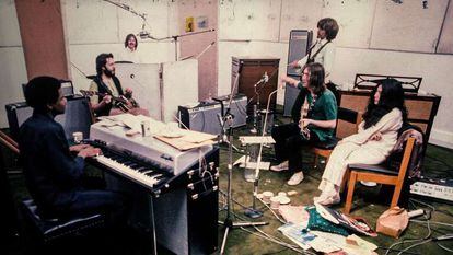 Yoko Ono, a la derecha, junto a John Lennon, el resto de los Beatles y Billy Preston en el estudio de grabación durante una escena de 'Get Back'.