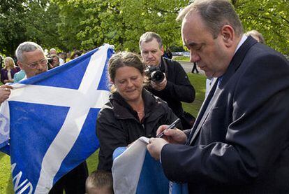 Alex Salmond, ministro principal de Escocia, firma una bandera escocesa en Edimburgo, el 6 de mayo de 2011.