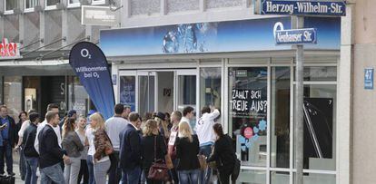Varios clientes hacen cola en una tienda de Telefónica en Alemania.