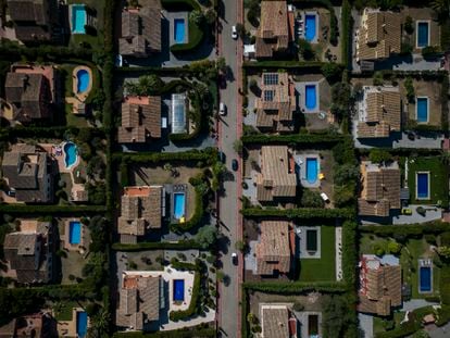Vista alzada de la urbanización residencial Golf de Peralada (Girona), en fase de Emergencia I, con piscinas en la gran mayoría de los jardines.