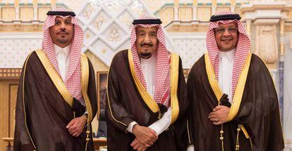 El rey Salm&aacute;n (c) junto a su ministro de Econom&iacute;a (i) y el jefe de la Guardia Nacional, este lunes en Riad.