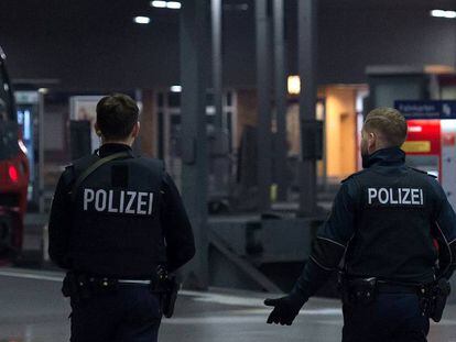 Agentes de la Polic&iacute;a alemanaen la principal estaci&oacute;n de tren de M&uacute;nich (Alemania) en diciembre de 2015.