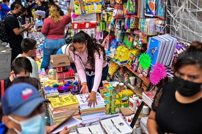 Padres de familia compran útiles escolares en Ciudad de México por el regreso a clases presenciales la próxima semana.