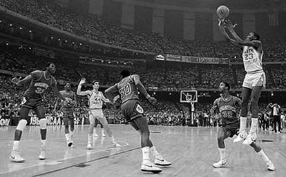 Michael Jordan, con 19 años, en el famoso tiro con el que inició su leyenda, ganando la final de la liga universitaria de Estados Unidos (NCAA) disputada entre Caroliona del Norte y Georgetown.