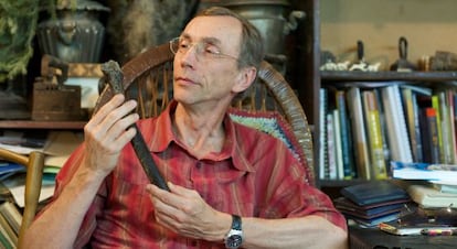 Svante Päbo examina el fémur hallado a orillas del río Irtish, nuevo fósil que afina la fecha del cruce del 'Homo sapiens' con los neandertales.