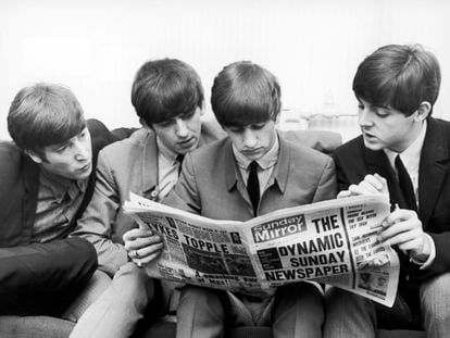 Los Beatles con un ejemplar de 'The Sunday Mirror', el 3 de noviembre de 1963. Desde la izquierda, John Lennon, George Harrison, Ringo Starr y Paul McCartney