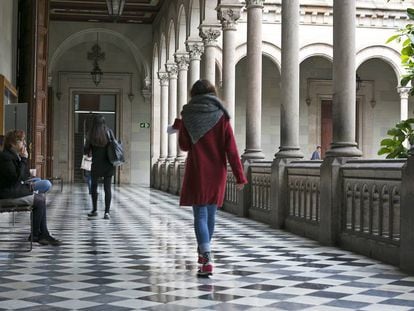 Alumnes passegen pel claustre de la Universitat de Barcelona.